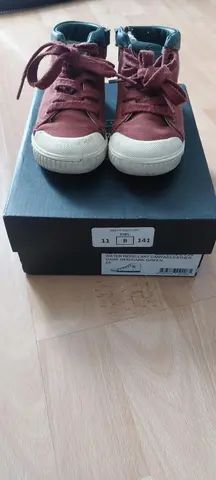 paire de chaussures enfant