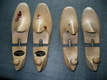 Deux paires de formes en bois pour chaussures