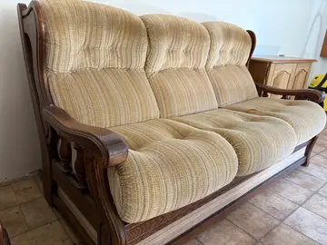 un canapé et un fauteuil