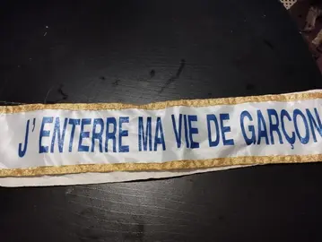 écharpes enterrement vie jeune fille et garçon