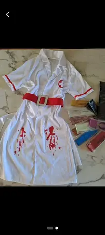 Déguisement infirmière "zombie" et extentions cheveux