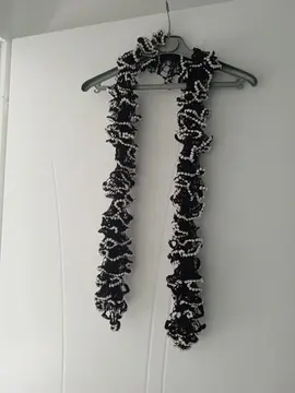 Echarpe légère tricotée main noire et blanche