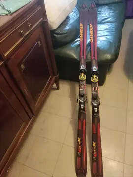 paire de skis vintage (marque Atomic)