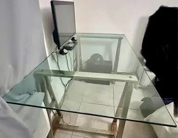 Bureau plateau verre trempé en très bon état. Dimensions : L : 150 cm ; l : 80 cm ; H : 78 cm