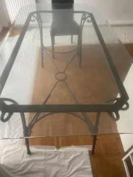 table en verre rectangulaire avec pied forgé et 2 chaises
