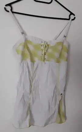 Débardeur blanc et motifs jaune