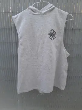 T-shirt forme débardeur à capuche