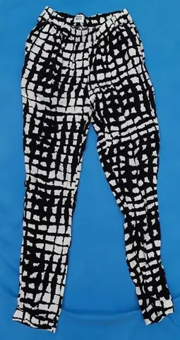 Pantalon léger noir et carreaux blanc