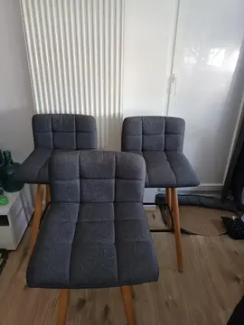 3 chaises hautes de couleur grise