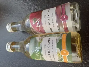 2 petites bouteilles neuves d'eau tonique pour le visage