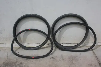 2 pneus + 2 chambres usagés pour VTT