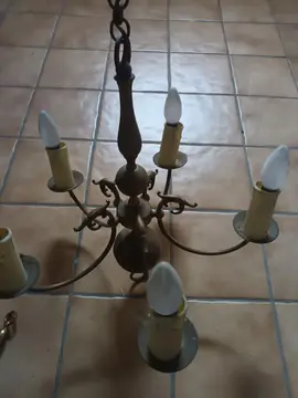 Suspension de luminaire avec trois appliques murales