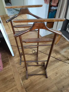 lot de deux valets de chambre en bois