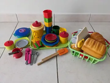 kit dinette pour enfants et panier garni