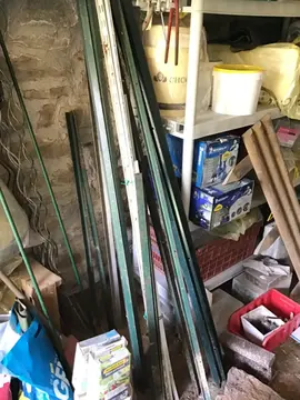 poteaux metalliques verts de plus de 2m et lot hamecons de peche