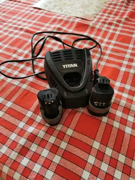 Batterie et chargeur Titan