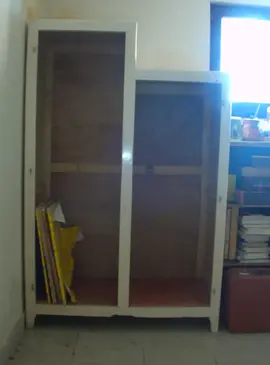 ancienne petite armoire pour rangement cave