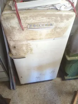 Vieux frigo de marque Frigeco