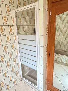 porte de douche blanche