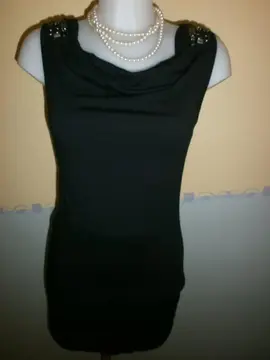 Haut noir avec perles