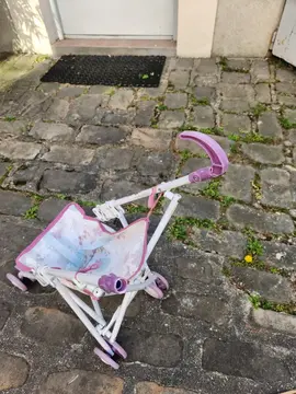 poussette pour poupée, une poignée est cassée