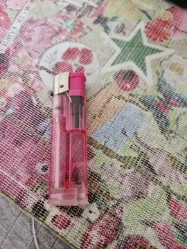 un briquet rose