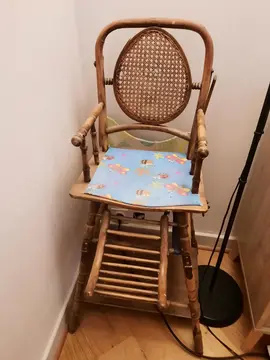 Chaise haute pour bébé vieille de 100ans