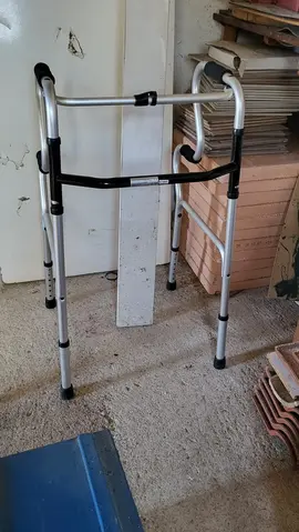deambulateur pliant tres peu servi
