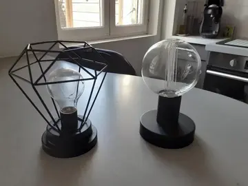2 petites lampes à piles