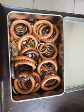 tout une boîte d'anneaux