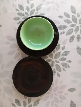 Petites assiettes (sous tasses) et un petit bol.