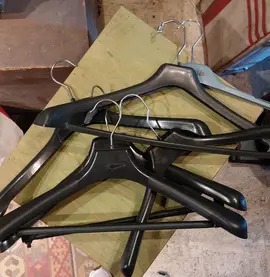 6 cintres en plastique epais