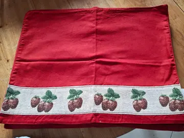 lot de 8 sets rouges avec chemin de table