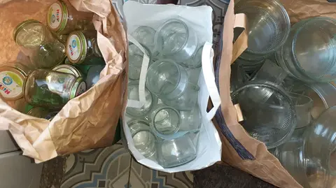 petits pots alimentaires avec couvercle et diverses verrines