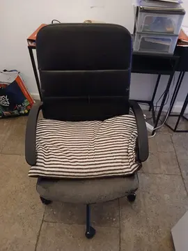 fauteuil de bureau avec coussin