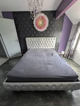 Cadre de lit capitonné gris métallisé avec strass pour matelas en 160