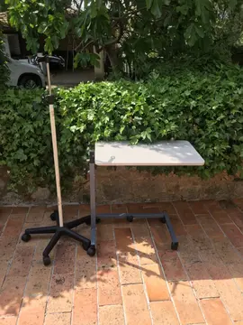 table pour personnes alitées + porte-perfusion
