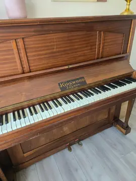 donne piano droit Kirkwood