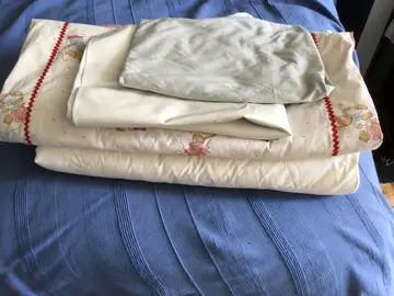 couettes et alèse de lit de bébé