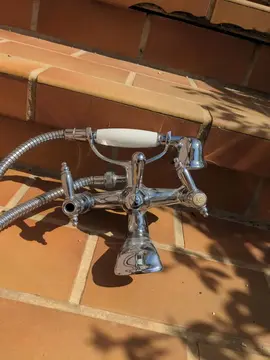 Robinet et pommeau douche pour baignoire