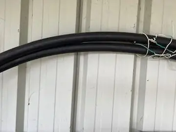 deux caisses en bois et du tube per
