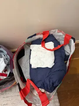 sac de vêtements pour un enfant de 6-7 ans avec des chaussures