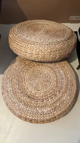 2 poufs en rotin (60cm de diamètre environ)