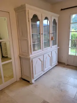 vaisselier avec vitrine en bois blanc cérusé