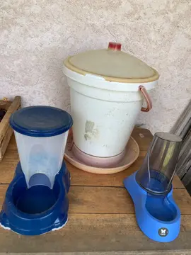 Distributeur eau et croquettes chiens, chats et poules