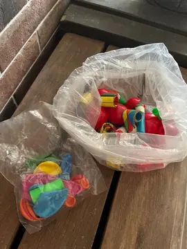 sachet avec des nez de clown, ballons et serpentins.