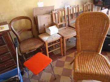 table formidable et petits meubles