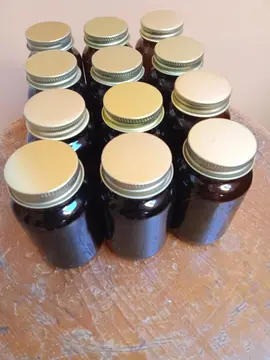 Petits bocaux en verre marron et couvercle