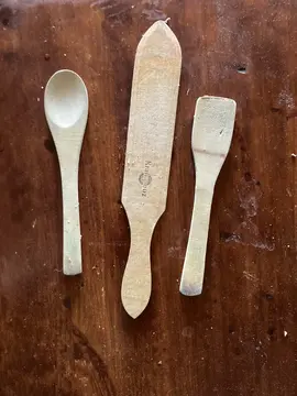 cuillères et spatule en bois