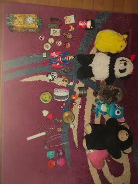 Lot Peluches, petits jouets, pins, dés, bougies,...